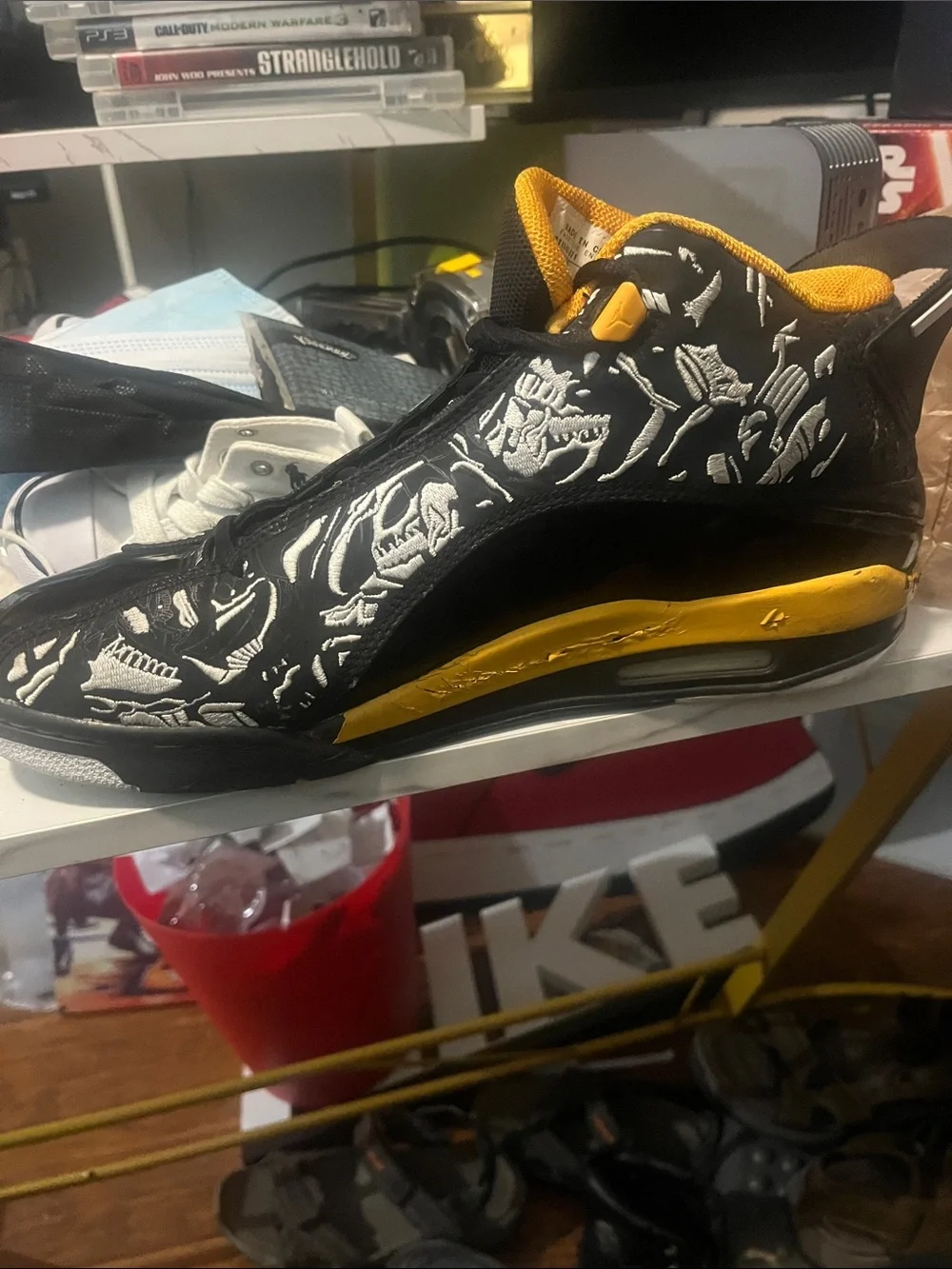 Vintage Dub Zero Jordan Men's Black and Yellow Athletic Shoes